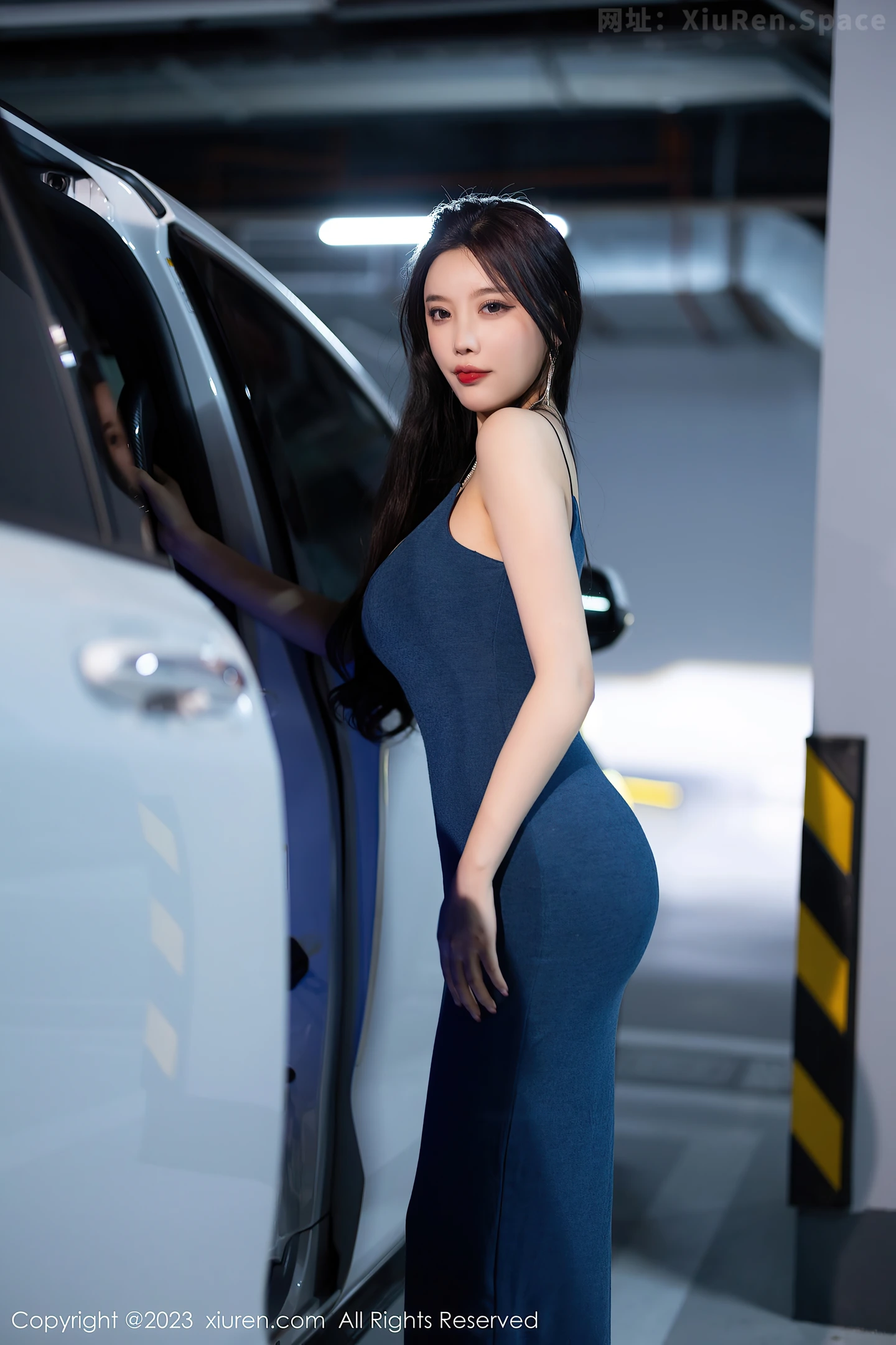 图片[6]-[XiuRen秀人网]2023.05.16 VOL.6747 杨晨晨Yome 蓝色紧身吊带加衣裙与蕾丝内衣加黑丝美腿性感私房写真集-秀人网官方网站